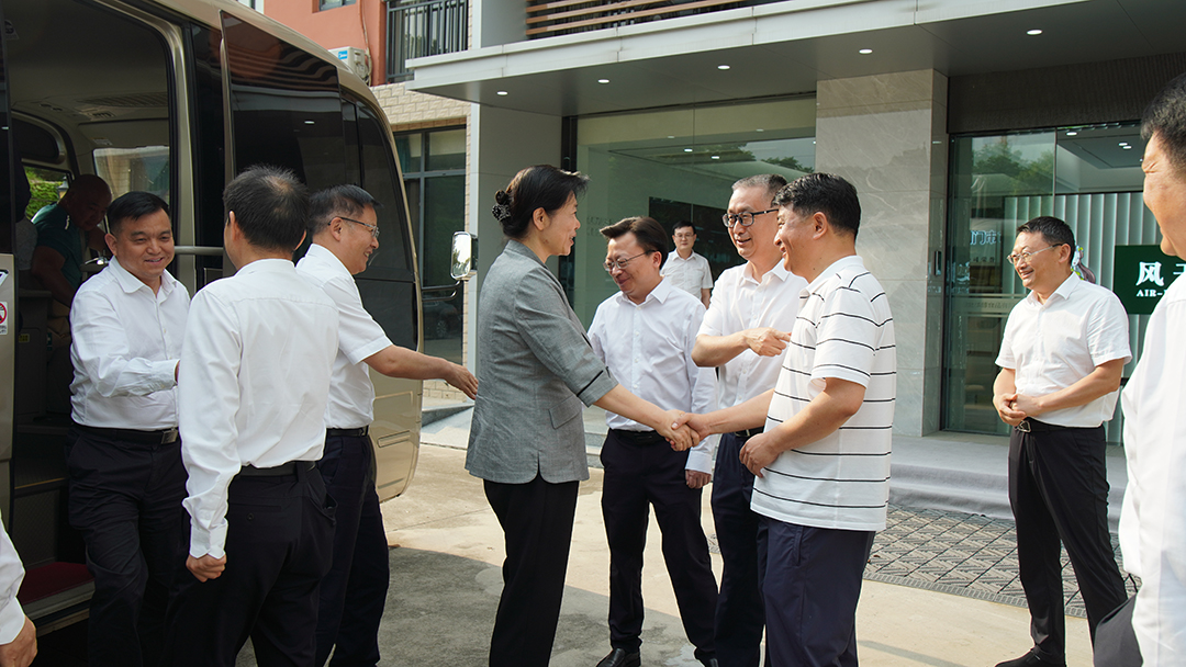 省人大常委会党组书记、常务副主任王艳玲一行莅临湖北华醇食品有限公司，调研荆门风干鸡产业发展及乡村振兴工作